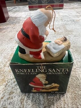 Roman Inc. The Kneeling Santa Porcelain Ornament 1985 z29